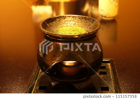 The fragrance rising from the incense burner and the flames gently flickering. Time passes in silence. 115157358