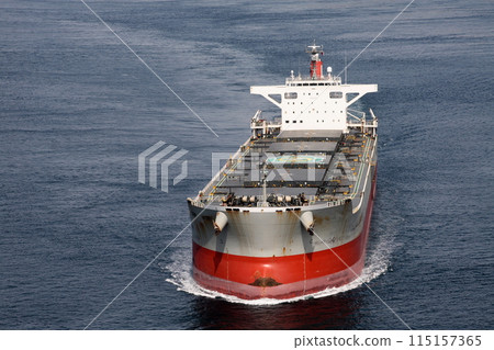 一艘大型貨船通過來島海峽大橋 115157365