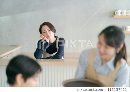 咖啡館服務生一臉困惑的表情 115157431