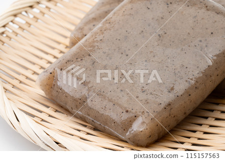 Close-up of konnyaku on a bamboo basket 115157563