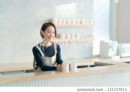 在一家咖啡館工作的女性員工 115157613