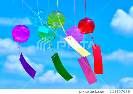 Wind chimes that shine in the blue sky 115157626