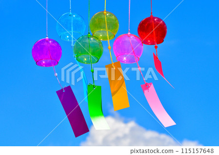 Wind chimes that shine in the blue sky 115157648