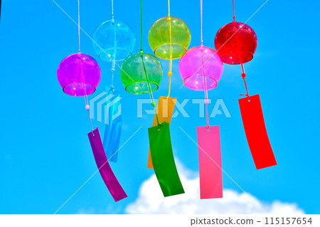 Wind chimes that shine in the blue sky 115157654