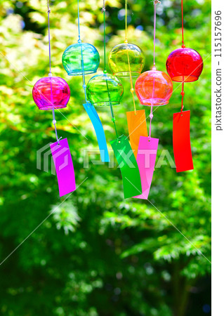 風鈴在藍色秋葉的襯托下顯得格外引人注目 115157696