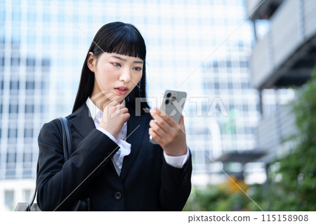 女商人擔心擁有智能手機 115158908