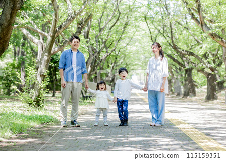 家庭、父母與孩子，新鮮的綠色公園 115159351