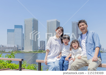Family living in the city, parents and children Family living in the city, parents and children 115159389