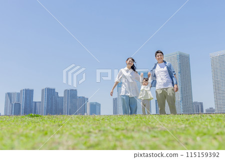 Family living in the city, parents and children 115159392