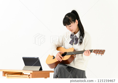 彈吉他原聲吉他的高中女孩 115159467