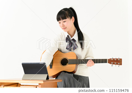 彈吉他原聲吉他的高中女孩 115159476