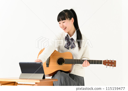 彈吉他原聲吉他的高中女孩 115159477