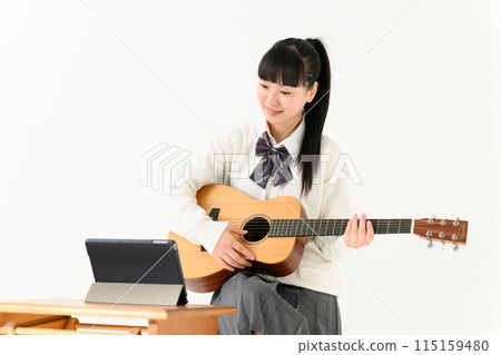 彈吉他原聲吉他的高中女孩 115159480