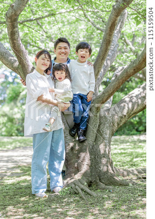 Family, parent and child, fresh green park 115159504