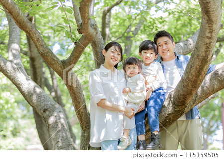 Family, parent and child, fresh green park 115159505
