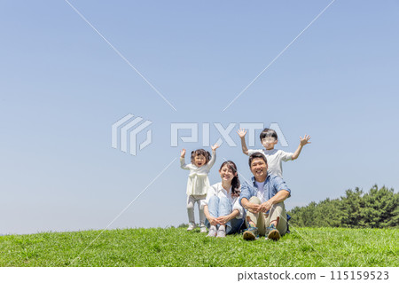 草原家庭父母與孩子 115159523