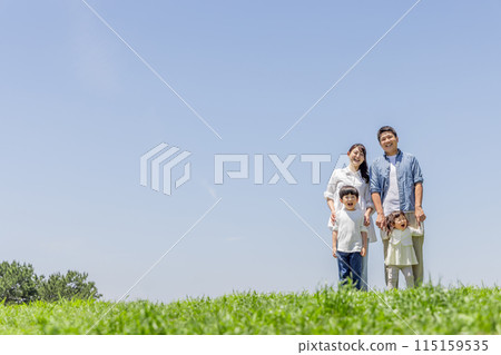 草原家庭父母與孩子 115159535