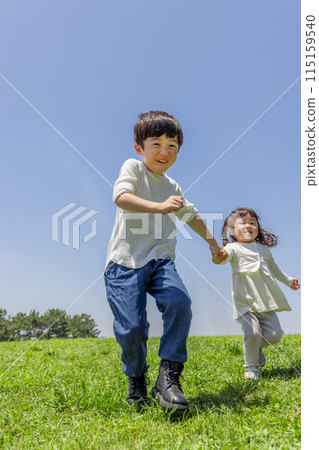 哥哥姐姐在草原上奔跑 115159540