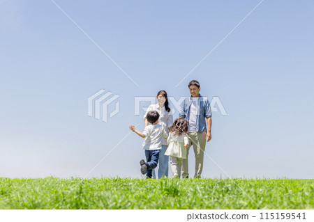 草原家庭父母與孩子 115159541