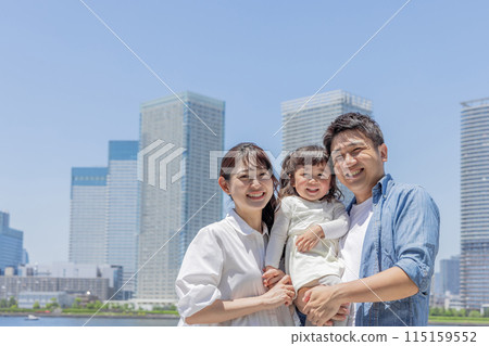 居住在城市的家庭、父母與孩子 居住在城市的家庭、父母與孩子 115159552