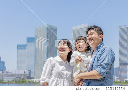 居住在城市的家庭、父母與孩子 居住在城市的家庭、父母與孩子 115159554
