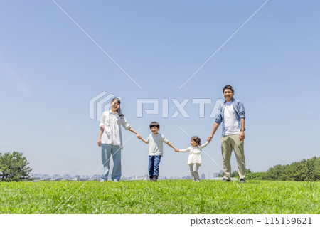 草原家庭父母與孩子 115159621