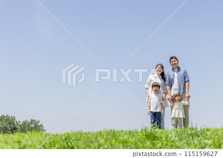 草原家庭父母與孩子 草原家庭父母與孩子 115159627