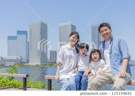 居住在城市的家庭、父母與孩子 115159641