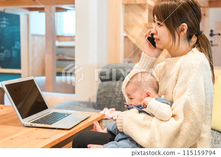 產後邊工作邊照顧嬰兒的女性（遠程工作/遠程辦公） 115159794