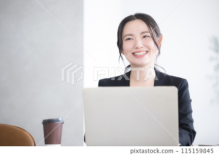 一位女性在辦公室使用電腦時擺出思考與擔憂(思考、記憶)姿勢的特寫 一位女性在辦公室使用電腦時擺出思考與擔憂(思考、記憶)姿勢的特寫 115159845