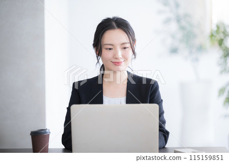 Business scene of a woman using a computer in the office, upper body up, copy space available, front 115159851