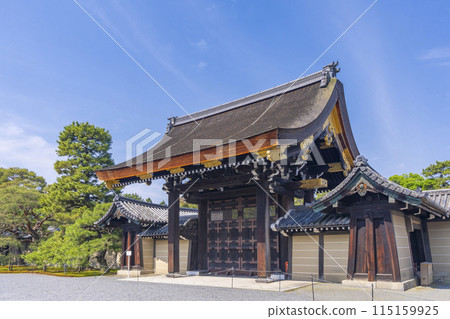 新綠季節的京都御所岐樹門 新綠季節的京都御所岐樹門 115159925