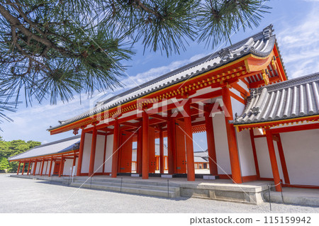Joumeimon Gate of the Kyoto Imperial Palace in the season of fresh greenery 115159942