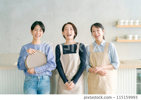 在咖啡館工作的婦女 115159993