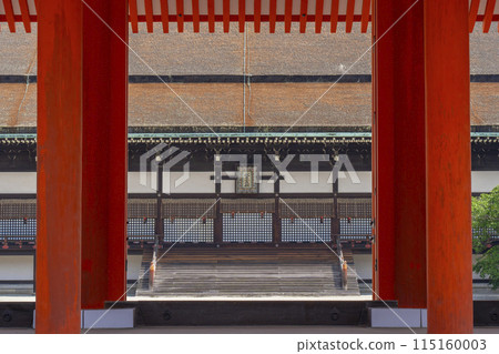Kyoto Imperial Palace in the season of fresh greenery: Shishinden Hall as seen from the Jomeimon Gate 115160003