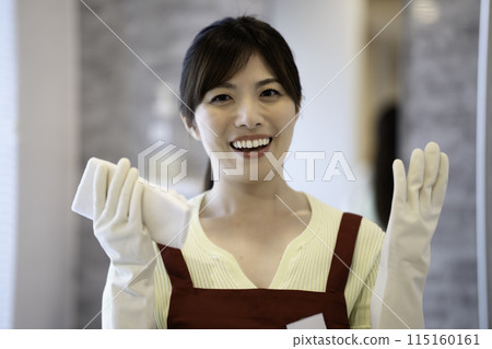 Female staff on behalf of housework 115160161