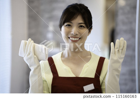 Female staff on behalf of housework 115160163