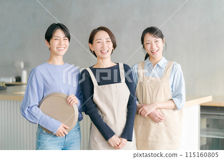 在咖啡館工作的婦女 在咖啡館工作的婦女 115160805