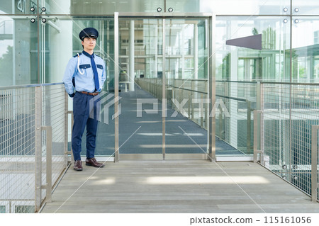 保全在入口處站崗 115161056