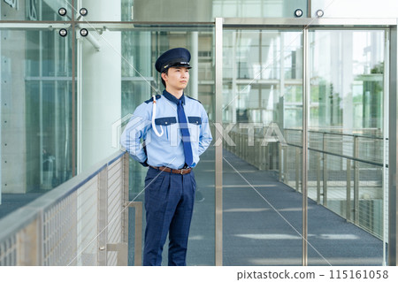 保全在入口處站崗 保全在入口處站崗 115161058