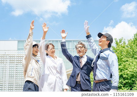 來自不同職業的人（商人、工程師、研究人員、保全）的團隊合作形象 115161109