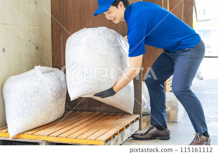 收集垃圾的工人 115161112