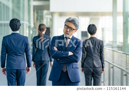 一位擔心背棄下屬的高級男性商人 115161144