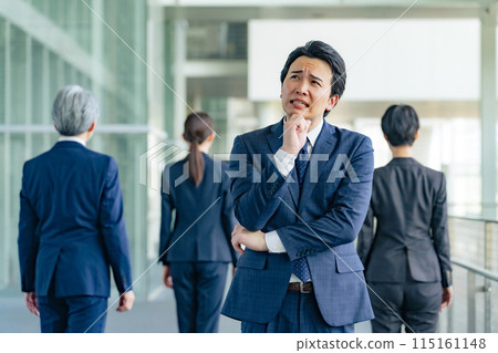 一位憂心忡忡的男性商人背棄了他的同事 115161148