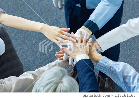 來自不同職業的人形成一個圈子的團隊合作形象（商人、工程師、研究人員、保全） 115161165