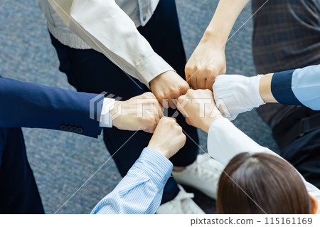 來自不同職業的人形成一個圈子的團隊合作形象(商人、工程師、研究人員、保全) 來自不同職業的人形成一個圈子的團隊合作形象(商人、工程師、研究人員、保全) 115161169