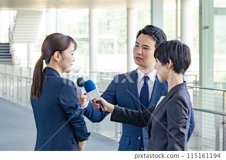 中年婦女被媒體包圍接受採訪 115161194