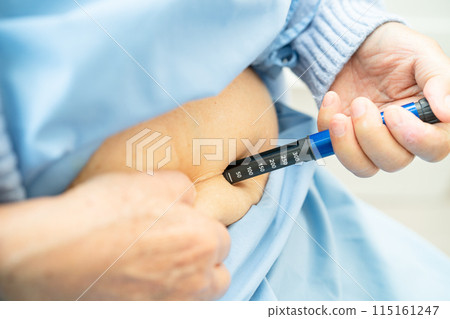 Senior woman patient injecting insulin for treat diabetes. 115161247