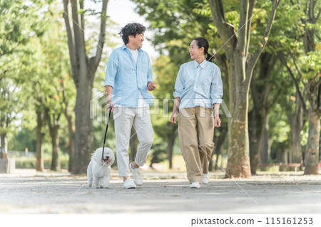 遛狗的情侶、愛狗人士、主人、寵物保母、家庭 115161253