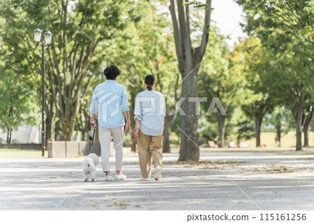 遛狗的情侶、愛狗人士、主人、寵物保母、家庭 115161256